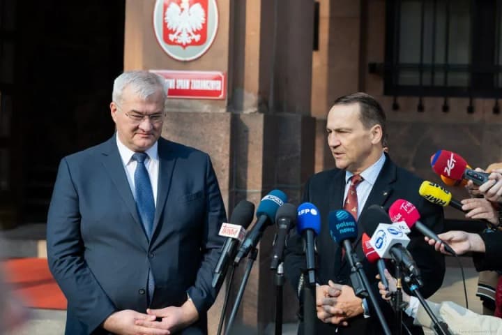 Поставки оружия через Польшу после возобновления помощи США Украине вышли на прежний уровень, Starlink работают - Сикорский