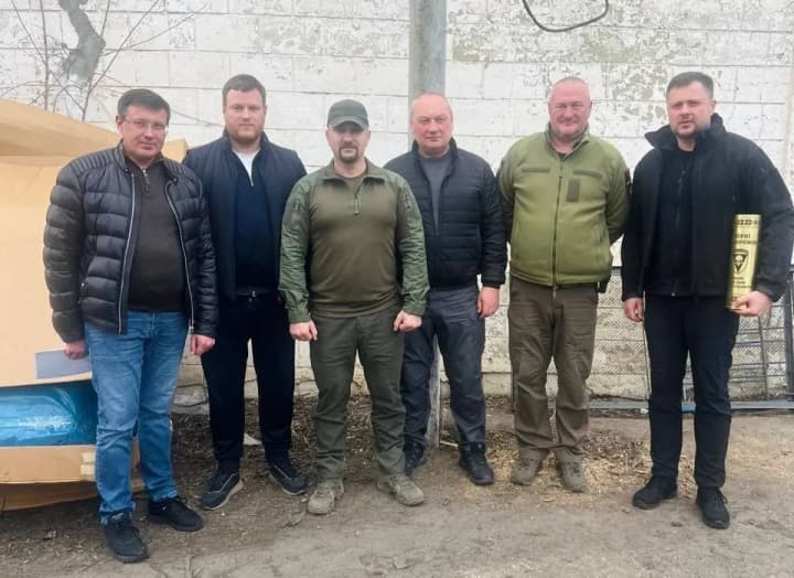 Мер Броварів Ігор Сапожко передав військовим на Сході техніку та обладнання