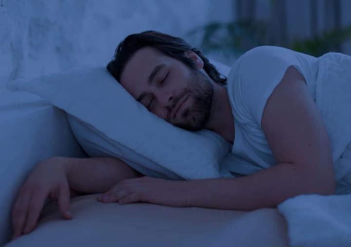 Сомнолог рассказала, как улучшить сон, и что не желательно делать перед ним