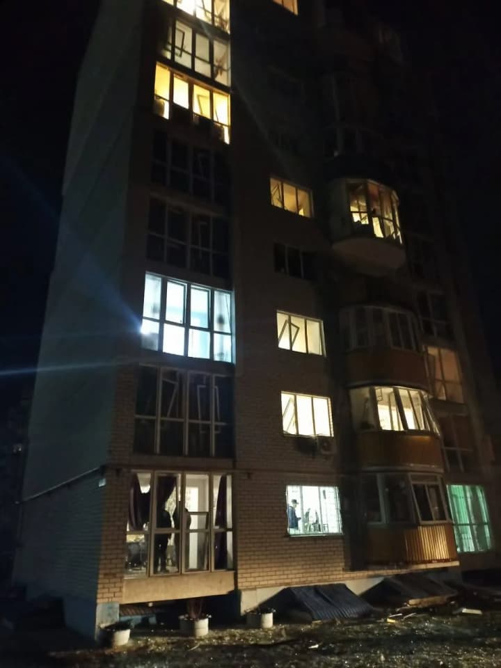 У Чернігові локалізували пожежу після удару агресора по житловій багатоповерхівці