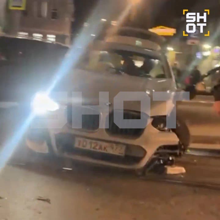 In the center of Moscow, a BMW driver crashed into a stop with people: there are victims