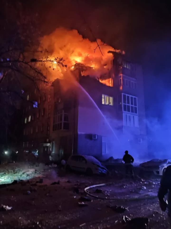  Терористи поцілили в п'ятиповерхівку, виникла пожежа у Чернігові