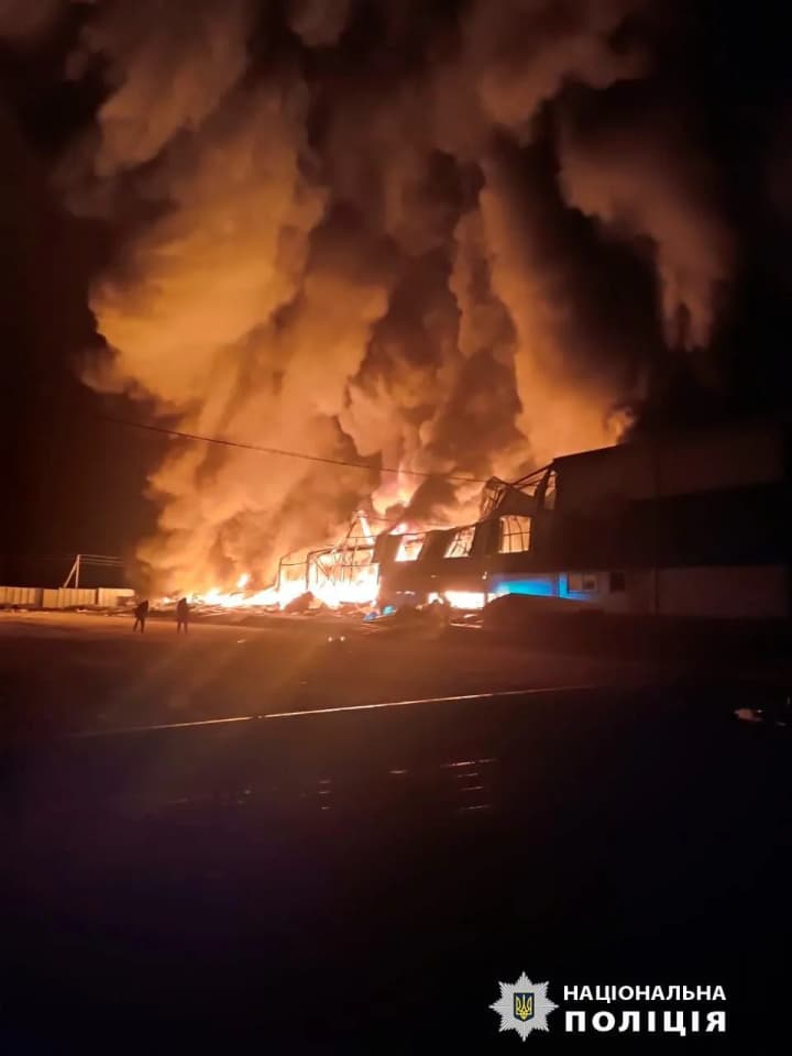 На Харківщині через ворожі удари 5 поранених, сталася масштабна пожежа на підприємстві: показали наслідки