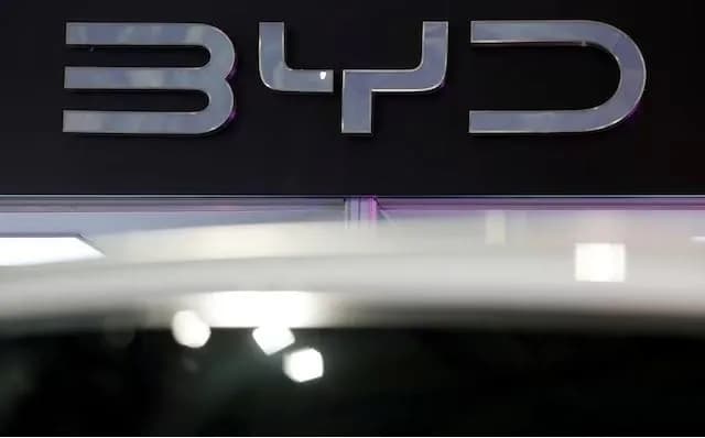 The Chinese car brand BYD is considering building a factory in Germany