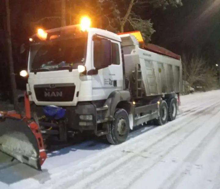 Roads in Kyiv are being treated against ice: 157 pieces of equipment are involved