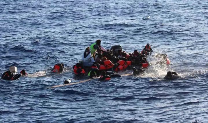 Біля берегів острову Лампедуза затонув човен з біженцями: понад 40 людей зникли безвісти, 10 врятовані