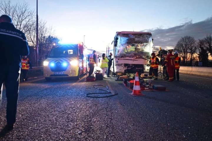 На трасі біля Парижа зіткнулися 4 автобуси із солдатами: 36 поранених