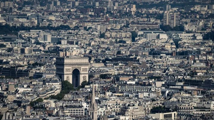 France will distribute a "survival guide" to prepare citizens for emergencies, including armed conflict