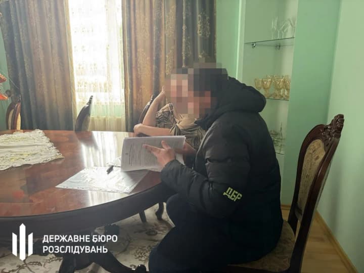Інспекторка Львівської митниці переправляла призовників через кордон за $3 тисячі доларів - ДБР