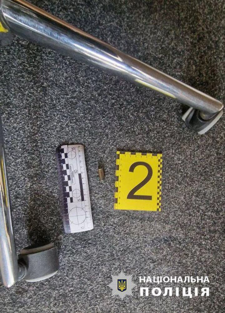 В Киеве мужчина открыл стрельбу в офисе, ранил женщину и совершил самоубийство - полиция