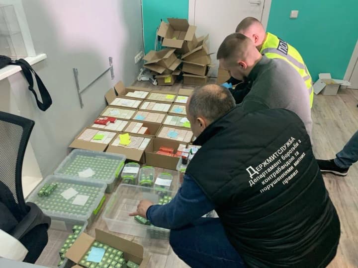 В Україну контрабандою ввозили екстракт канабісу з ТГК з Польщі: викрито злочинну групу з 13 осіб