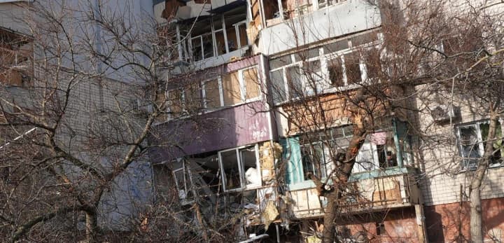 On Sunday morning, invaders struck Kherson: a woman and a man were injured, one in serious condition