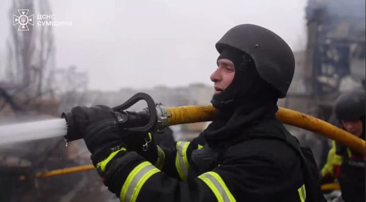 Спасатели показали ликвидацию последствий ракетного удара по Сумам
