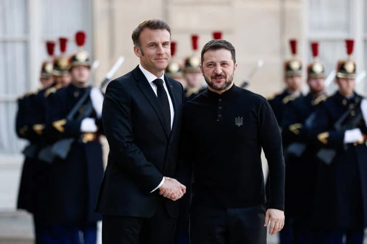 Зеленський прибув до Єлисейського палацу. Його зустрів Макрон