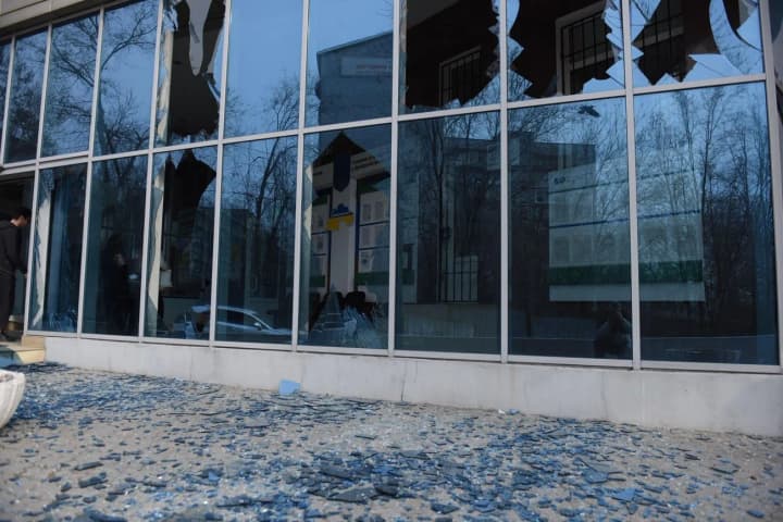 росіяни вдарили по податковій у Дніпрі: фото наслідків атаки