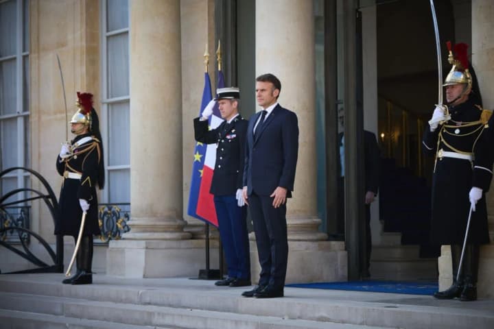 Макрон за підсумками саміту у Парижі: зараз не час знімати санкції з росії