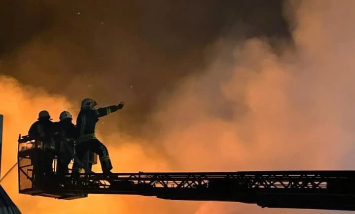 На Одещині ліквідували пожежі після удару російського БПЛА: є руйнування, постраждали люди