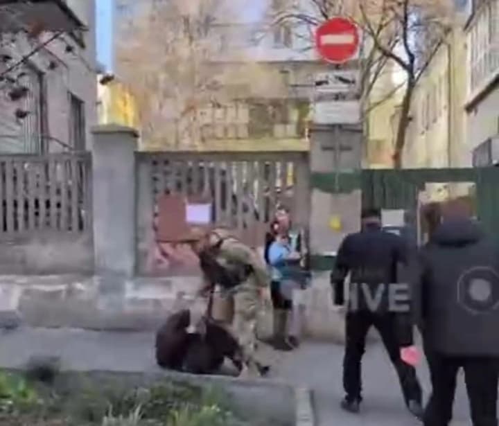 У столиці біля Голосіївського ТЦК сталася бійка за участі військового: у мережі шириться відео