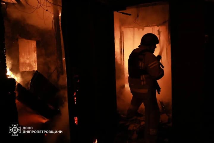 "росія глузує з миротворчих зусиль світу": Зеленський показав наслідки нічної атаки рф дронами