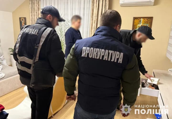 Перевипускали картки і привласнювали кошти клієнтів: на Львівщині викрито організовану злочинну групу банкірів