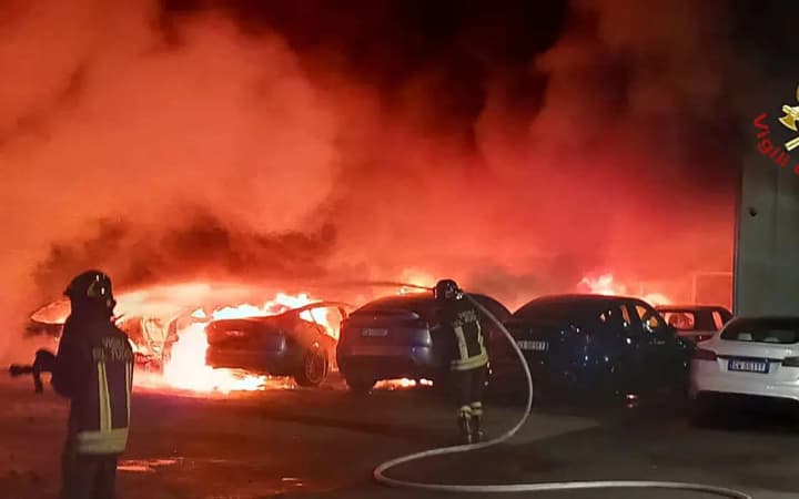 Fire in Rome: 17 Tesla electric vehicles burned