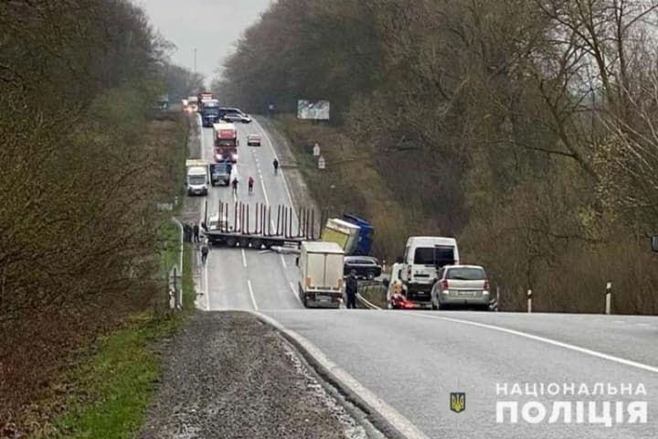 На Тернопільщині смертельна ДТП: DAF влетів у вантажівку на зустрічці і врізався у бус