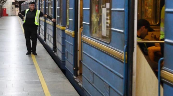 Движение по "синей" ветке метро в Киеве возобновлено: пассажирка, попавшая под поезд днем, жива