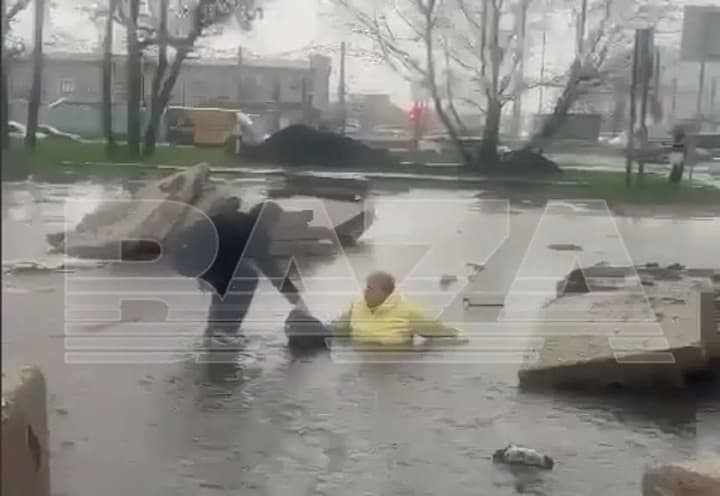 В рф женщину едва не засосало в открытый люк во время сильного дождя
