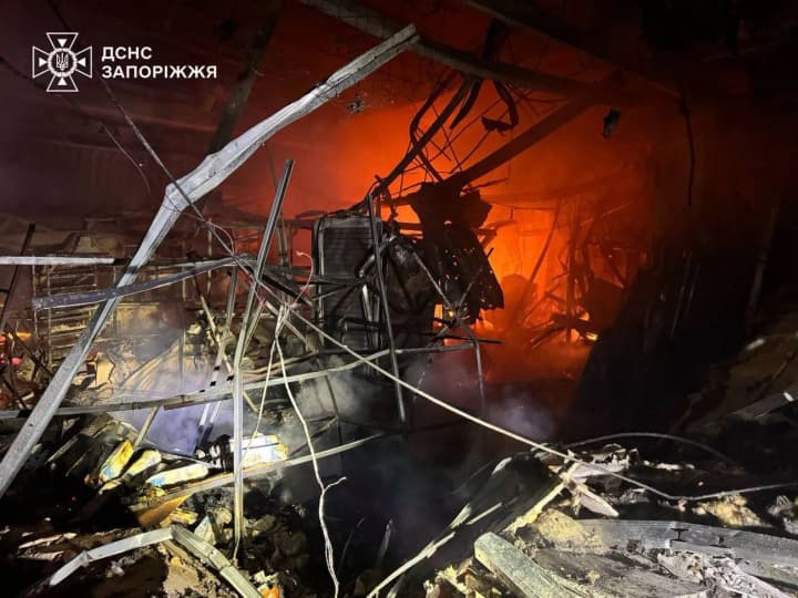 Ворог вночі атакував Запоріжжя дронами: в ДСНС показали наслідки ударів