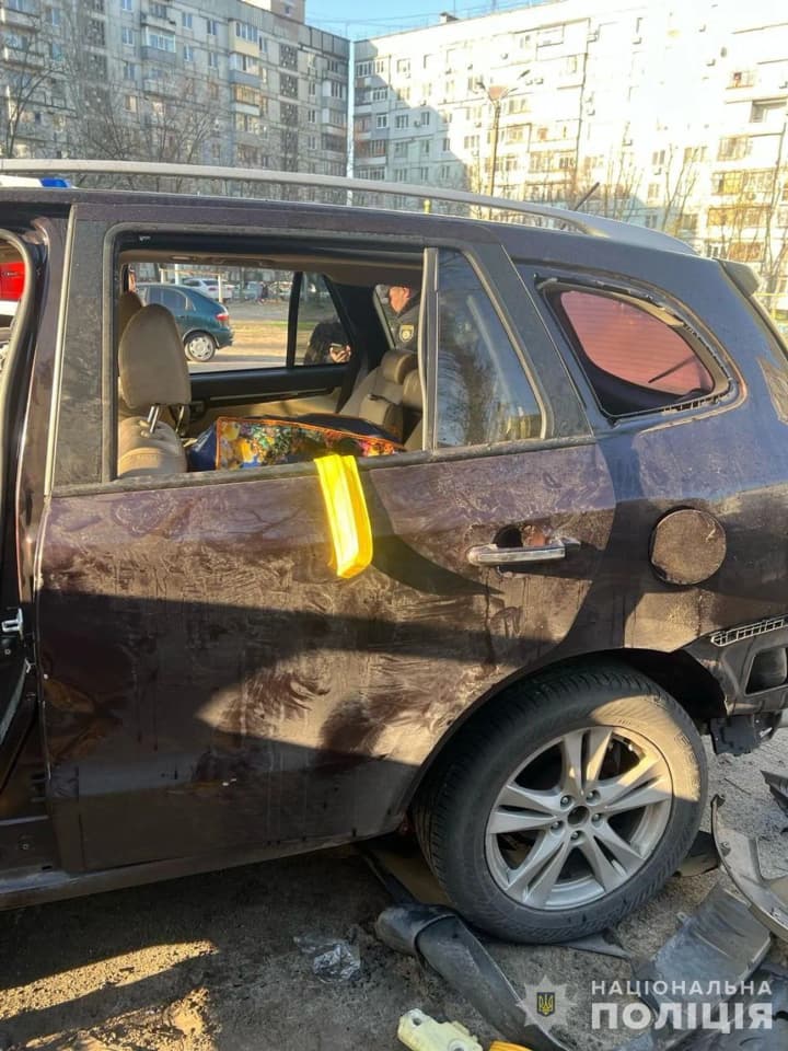 На Дніпропетровщині вибухнув автомобіль посадовця, він та дружина поранені - поліція