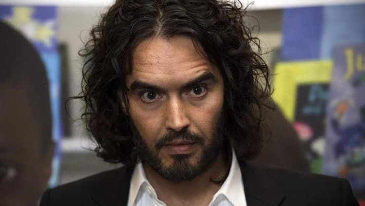 Рассела Бренда офіційно звинуватили у зґвалтуванні та сексуальному насильстві