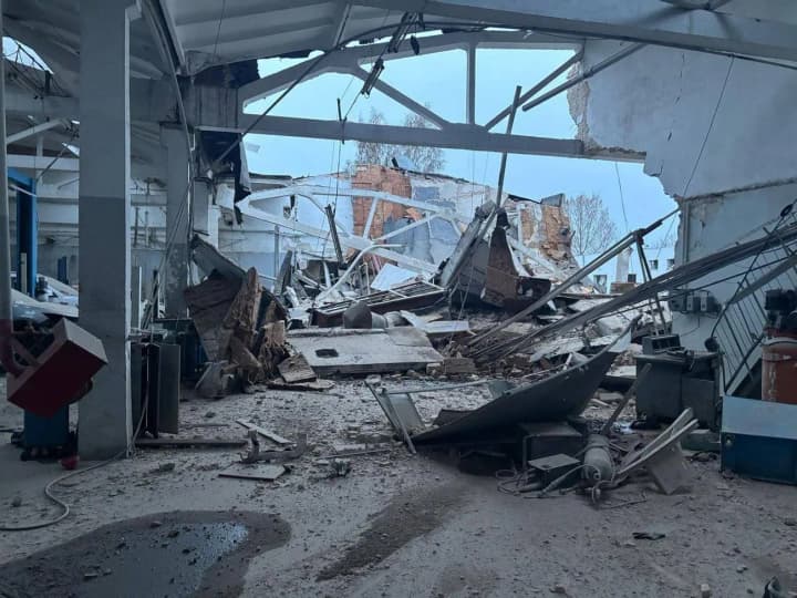 Киевщину оккупанты атаковали БПЛА и ракетами: повреждены здания и авто