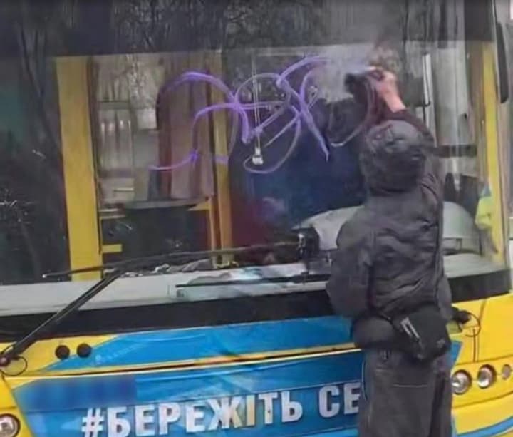 In Kyiv, young men painted a trolleybus after an accident: law enforcement officers identified the perpetrators