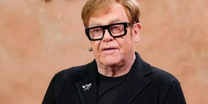 Елтон Джон зізнався, що через втрату зору "не може бачити, як його сини займаються спортом"