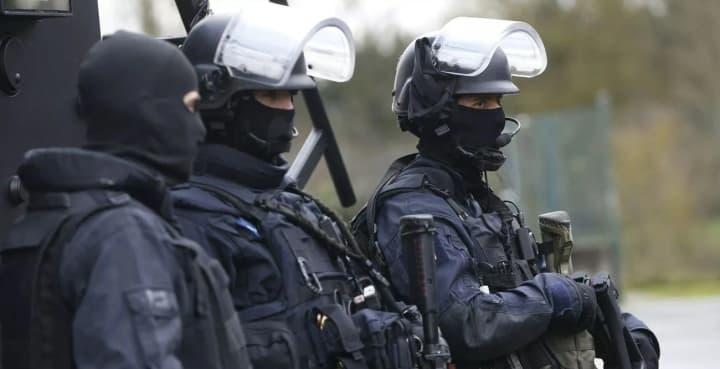 У Парижі затримано підозрюваних у підготовці теракту, пов'язаних з "ісламською державою"