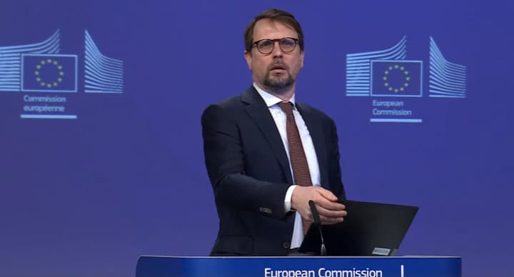 В Еврокомиссии еще не определились с продлением временной защиты для украинцев: говорят о разных вариантах