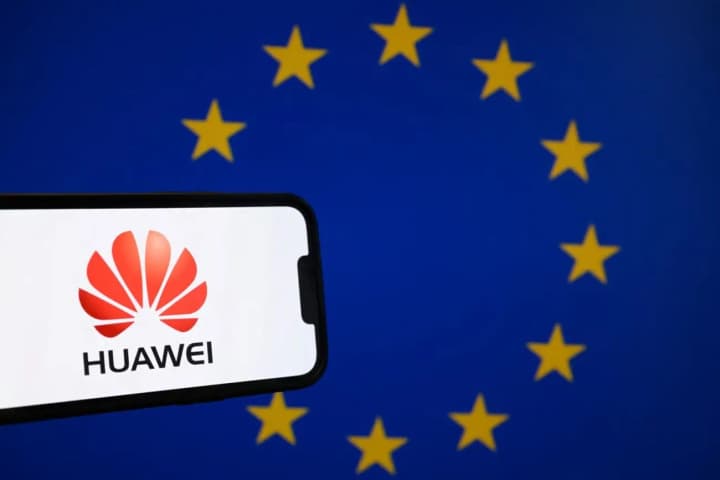 Компанія Huawei звільнила двох співробітників і відсторонила ще одного через корупційний скандал