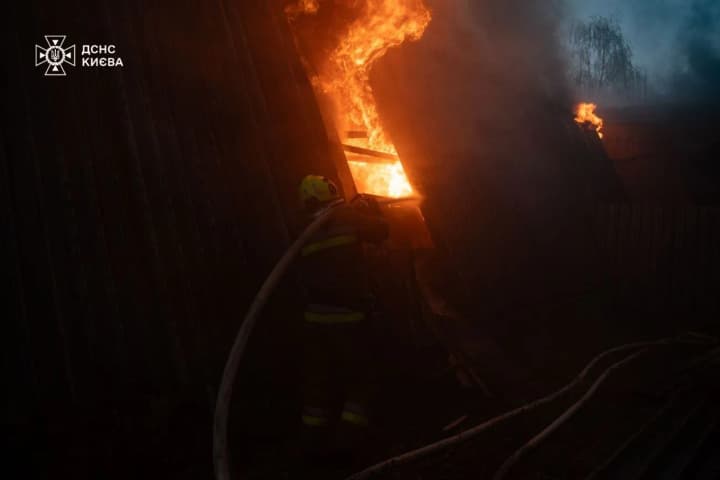 У Києві ліквідували масштабну пожежу в складському ангарі на площі 600 м²