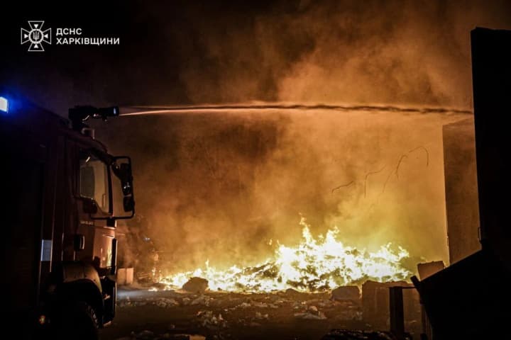 Ворожа атака на Харків: ДСНС оприлюднила кадри з місця масштабних пожеж