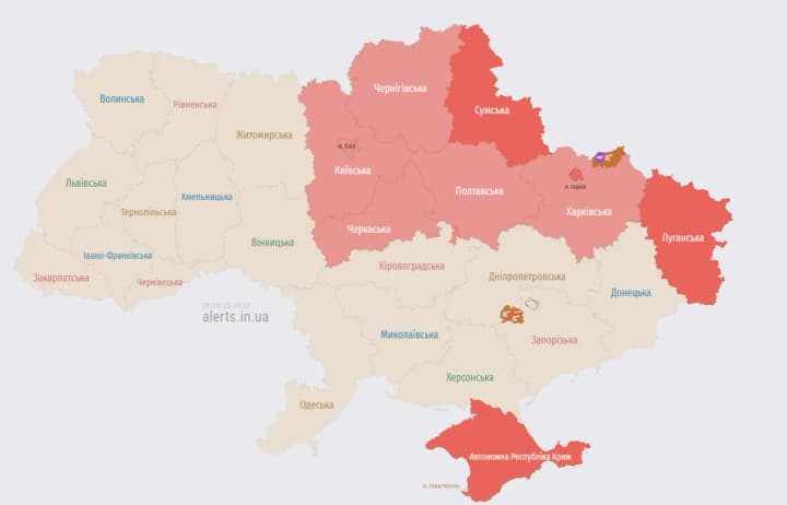 An air alert has been declared in Kyiv and a number of regions due to the threat of ballistic missiles