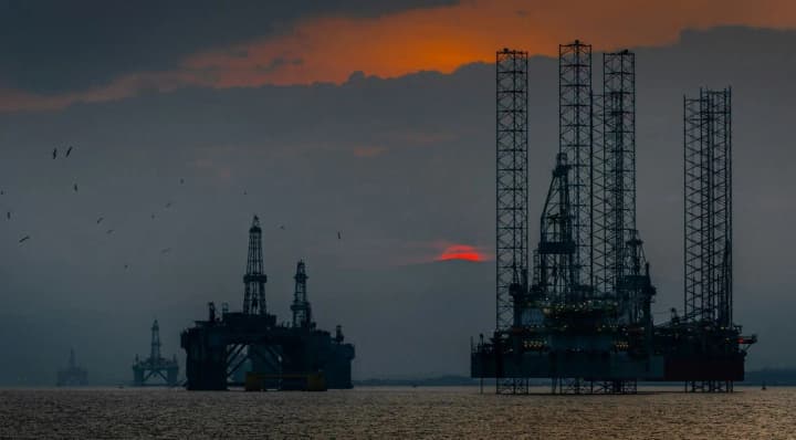 Ціни на нафту впали до мінімуму з 2021 року через загострення торговельної війни між США та Китаєм - Reuters