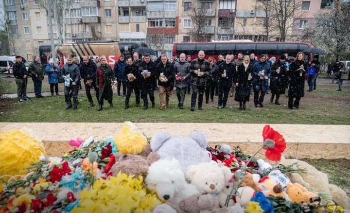 "Важно видеть своими глазами": Сибига показал иностранным дипломатам последствия ракетного удара по Кривому Рогу