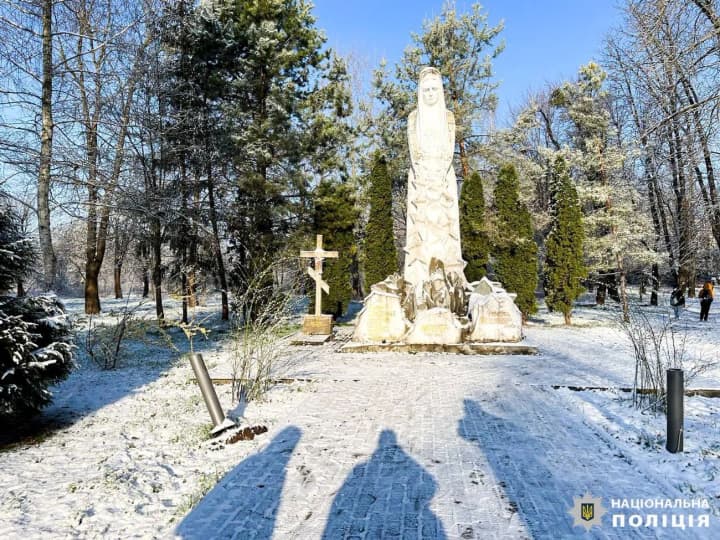 In Rivne region, children damaged the lights near the monument to those who died in Afghanistan: the parents were punished