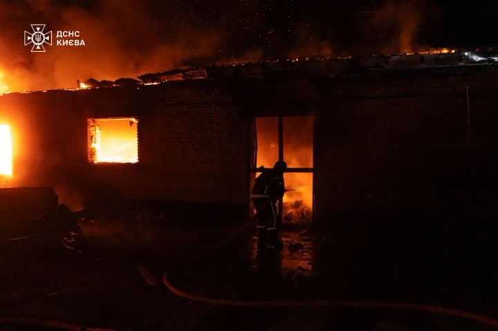 У Києві через атаку рф дронами двоє постраждалих: показали наслідки