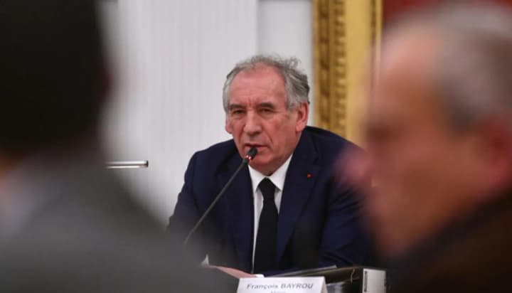 Прем'єр Франції Байру свідчитиме у парламенті через скандал з домаганнями у школі