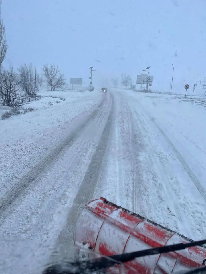 "Совсем не весеннее настроение": в Николаевской области из-за снегопада осложнено движение, в том числе в сторону Одессы