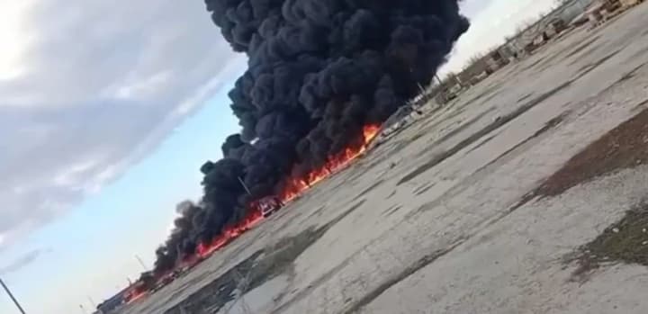 У саратові біля аеропорту спалахнула масштабна пожежа, здіймається дим