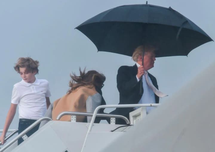Трамп боровся з парасолькою на трапі літака Air Force One