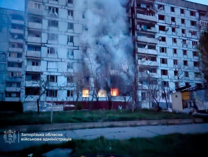 В Запорожской области враг обстрелял жилой сектор: вспыхнул пожар и исчез свет