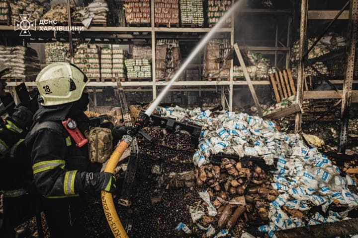 У Харкові рятувальники ліквідували пожежу на складі продуктів після влучання російського безпілотника 